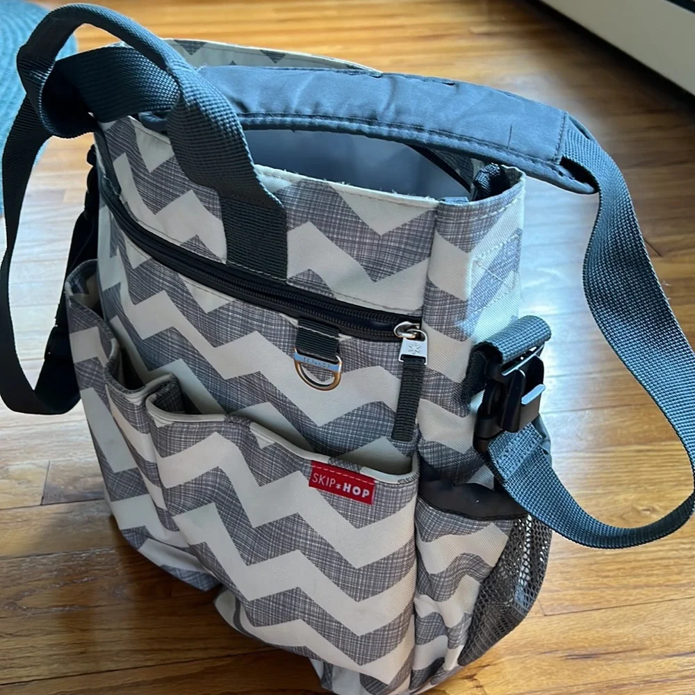 SkipHop crossbody diaper bag or travel bag. Gray and cream chevron design in EUC